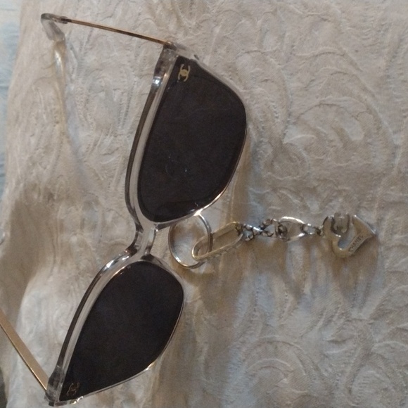Sunglasses with logo new,and matching key chain $45 - Picture 7 of 7